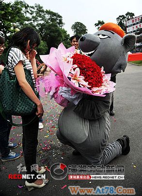 男子扮灰太狼向女友求婚 现场拥吻众人祝福(图)