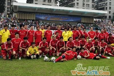 香港明星足球队江门赛谭咏麟带伤上场(组图)