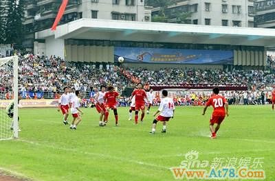 香港明星足球队江门赛谭咏麟带伤上场(组图)