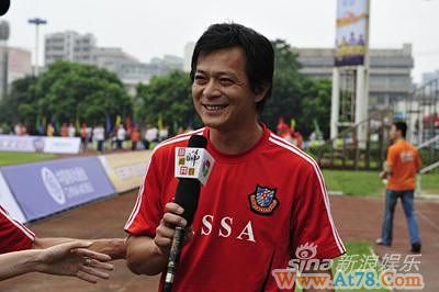 香港明星足球队江门赛谭咏麟带伤上场(组图)