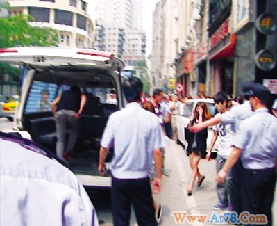 广州上百荷枪实弹特警夜查KTV 600人被带回调查