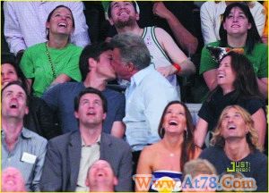 球场上的“断背情”霍夫曼狼吻贝特曼(图)