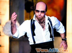 汤姆-克鲁斯不惧扮丑变身秃头肥佬