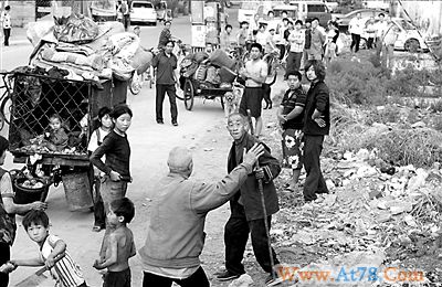 一家8口蹬三轮车流浪 小孩与狗同住车上铁笼