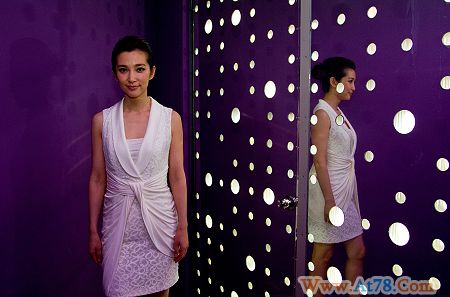 李冰冰昨日在沪参加“明星带你看世博”活动