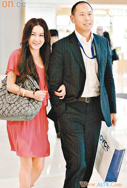 温碧霞与老公亲热逛街看童装(附图)