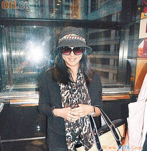 张柏芝买万元童车赠二儿子Lucas先试坐(组图)