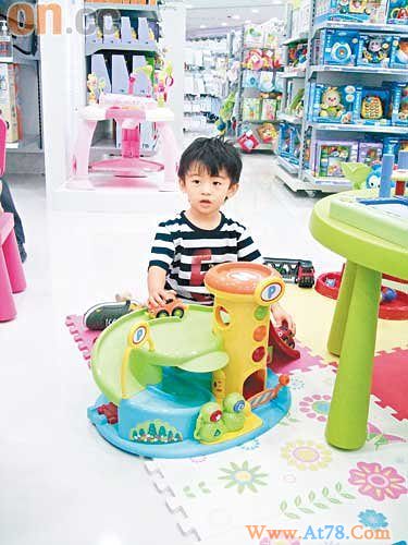 张柏芝买万元童车赠二儿子Lucas先试坐(组图)