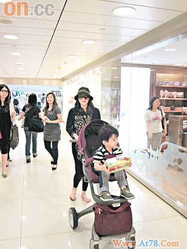 张柏芝买万元童车赠二儿子Lucas先试坐(组图)