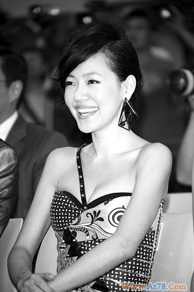 小S微博晒幸福力保婚姻透露与老公同看偶像剧