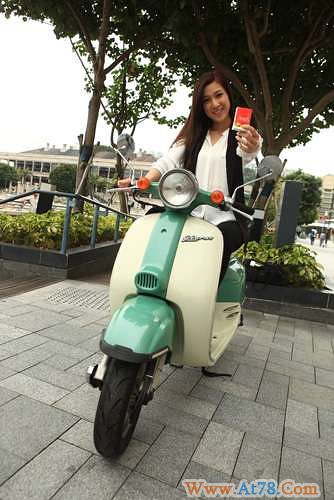 钟嘉欣自称外柔内刚三个造型诠释新广告(图)