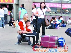 男子半蹲为老人当凳子 网友感动称给予长辈太少