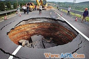 “天坑”地陷天地之别 地陷是典型的地质灾害