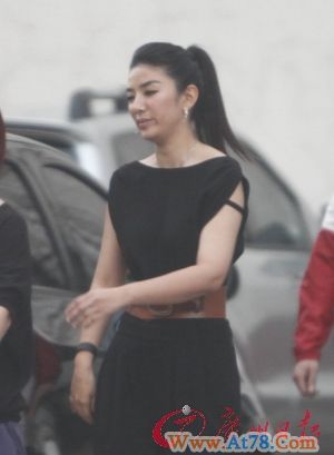 黄奕婚戒消失疑似离婚也会神秘男烟酒不离手