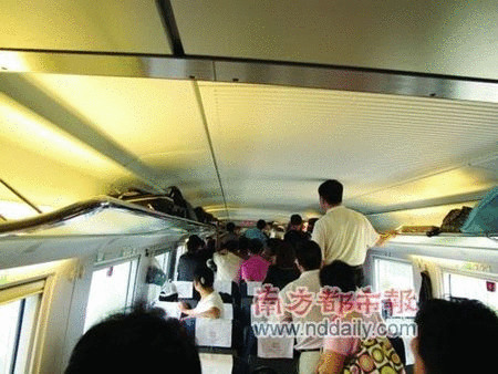 武广高铁列车故障停驶数小时乘客砸窗泼水