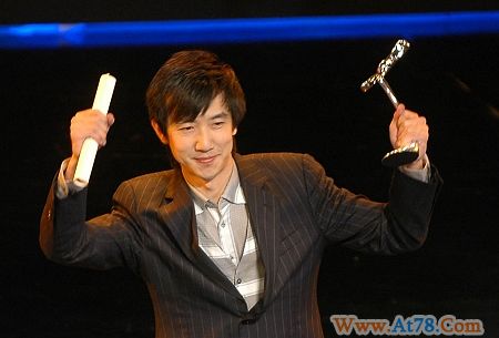 鄢颇因被砍成重伤与李小冉前男友有关？