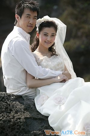 鄢颇因被砍成重伤与李小冉前男友有关？