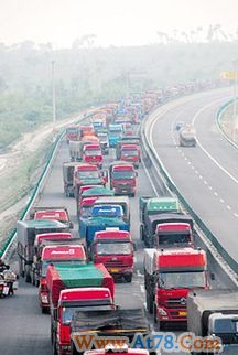 西北进京高速发生拥堵 张家口段似停车场(图)