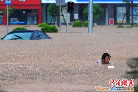 广西梧州遭遇严重内涝 市民游水逃生