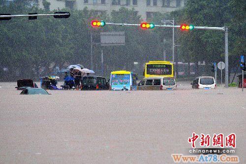 广西梧州遭遇严重内涝 市民游水逃生
