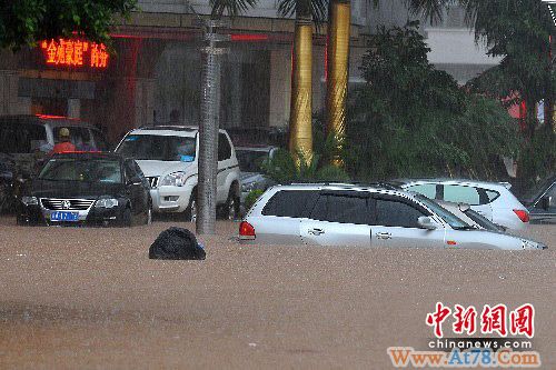 广西梧州遭遇严重内涝 市民游水逃生
