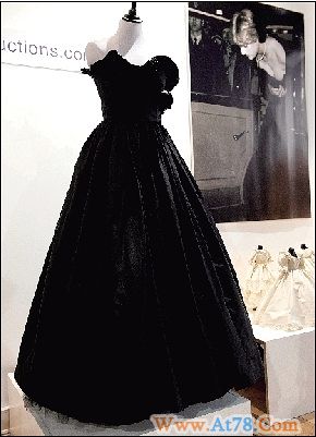 戴安娜礼裙拍得逾19万英镑曾因领口低惹风波