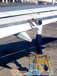 “胶带”粘飞机部件不算罕见 这是民航专用胶带