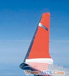 “胶带”粘飞机部件不算罕见 这是民航专用胶带