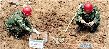 北京小区工地内挖出300余枚炸弹(组图)