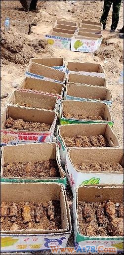 北京小区工地内挖出300余枚炸弹(组图)