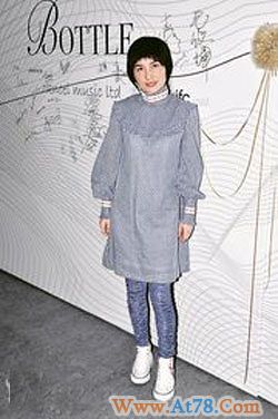 何超仪暗嘲妹妹何超云指其爱出风头