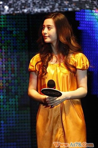 范冰冰出席代言优雅走秀大方分享穿衣打扮之道