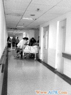 网友曝光鄢颇绷带照李小冉憔悴相伴谢绝采访