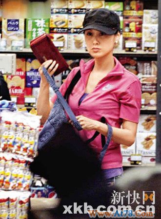 朱茵师奶打扮与黄贯中拍拖购物身材走样(图)