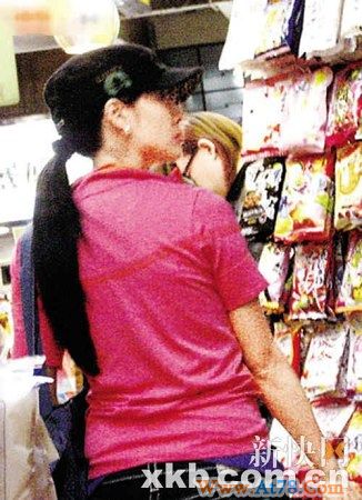 朱茵师奶打扮与黄贯中拍拖购物身材走样(图)