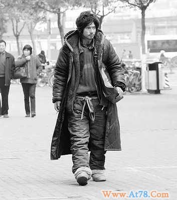 “犀利哥”进京“打工”三天 穿着员工制服(图)