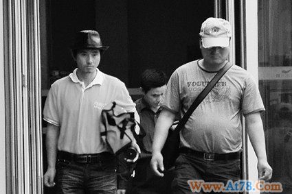 “犀利哥”进京“打工”三天 穿着员工制服(图)