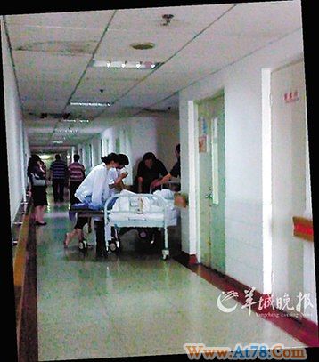 鄢颇被砍过程仅10秒 警方追捕3名在逃嫌犯(图)