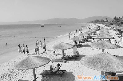 图为海南三亚亚龙湾的沙滩。石言摄(人民图片)