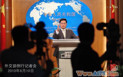 秦刚就伊核、中国记者遭抢劫等答问