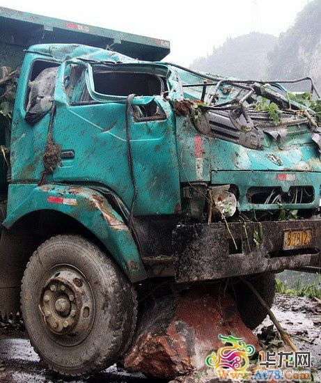 重庆武隆山石滑落砸中两车3死2伤(组图)