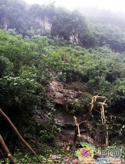 重庆武隆山石滑落砸中两车3死2伤(组图)
