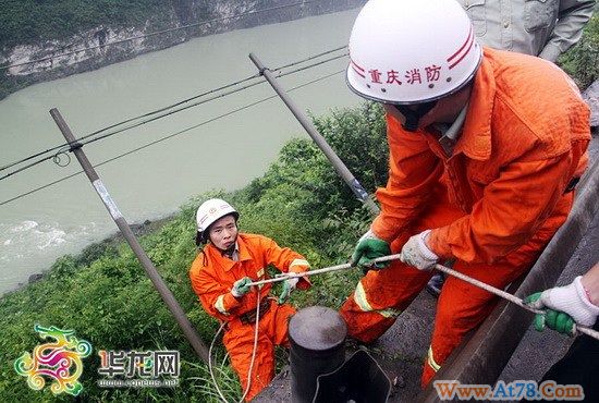 重庆武隆山石滑落砸中两车3死2伤(组图)