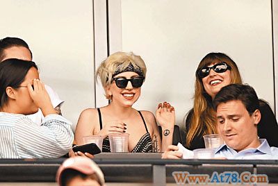 Lady-Gaga看球赛丢分即竖中指兼粗口咆哮(图)