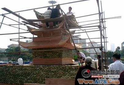 湖南用5.5万个粽子筑成5米高岳阳楼模型(组图)