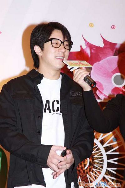 房祖名为父亲成龙失言解释称其贪玩爱唱反调