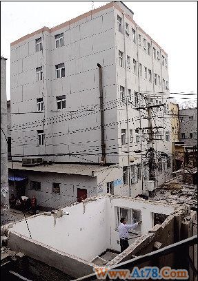 北京拆除蚁族聚居地唐家岭村违章建筑(图)