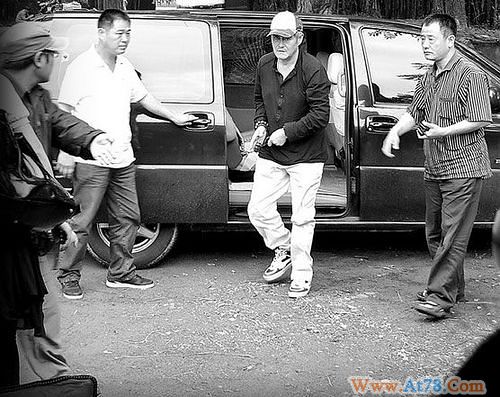 浙江拍戏再“露富”赵本山豪掷百万买木雕