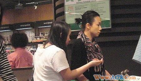 林忆莲与女儿逛街乐融融 遇见记者黑面离去(图)