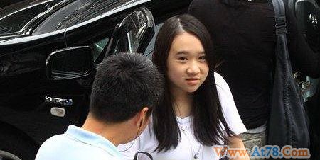 林忆莲与女儿逛街乐融融遇见记者黑面离去(图)